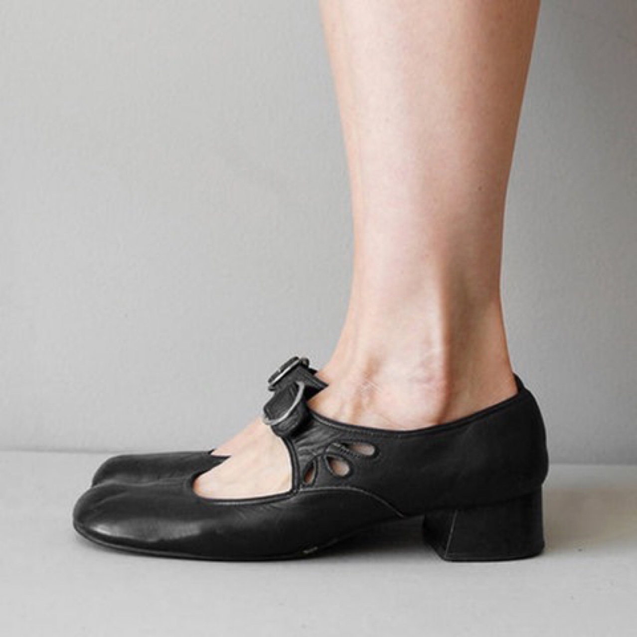 Buckle strap low-cut pumps