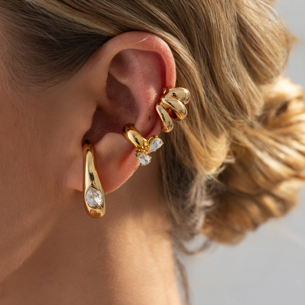 Metal polished waterdrop earrings for women - Image 3