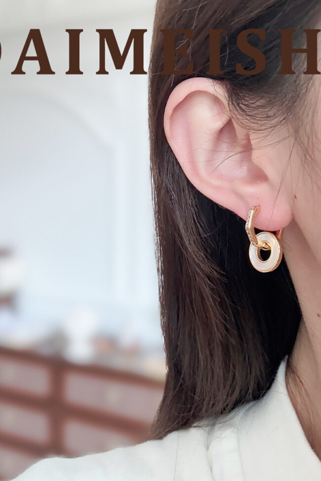 The Beatrice Vintage Zircon Mother of Pearl Four Leaf Clover Earrings Light Luxury Jewelry Detail – La Rose Couture Jewellery & Accessories