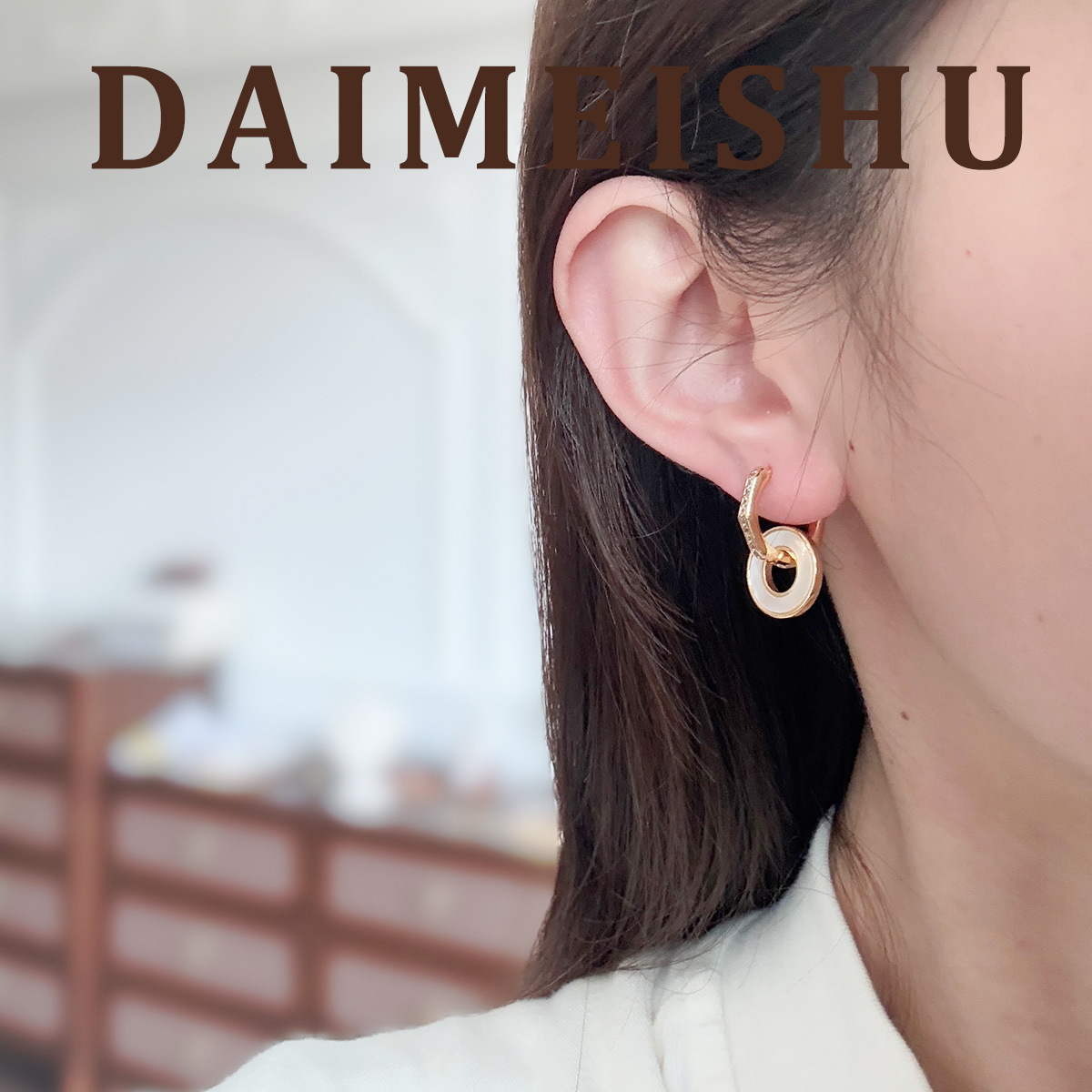 Vintage Zircon Mother-of-Pearl Four-Leaf Clover Earrings Light Luxury Jewelry - Image 2