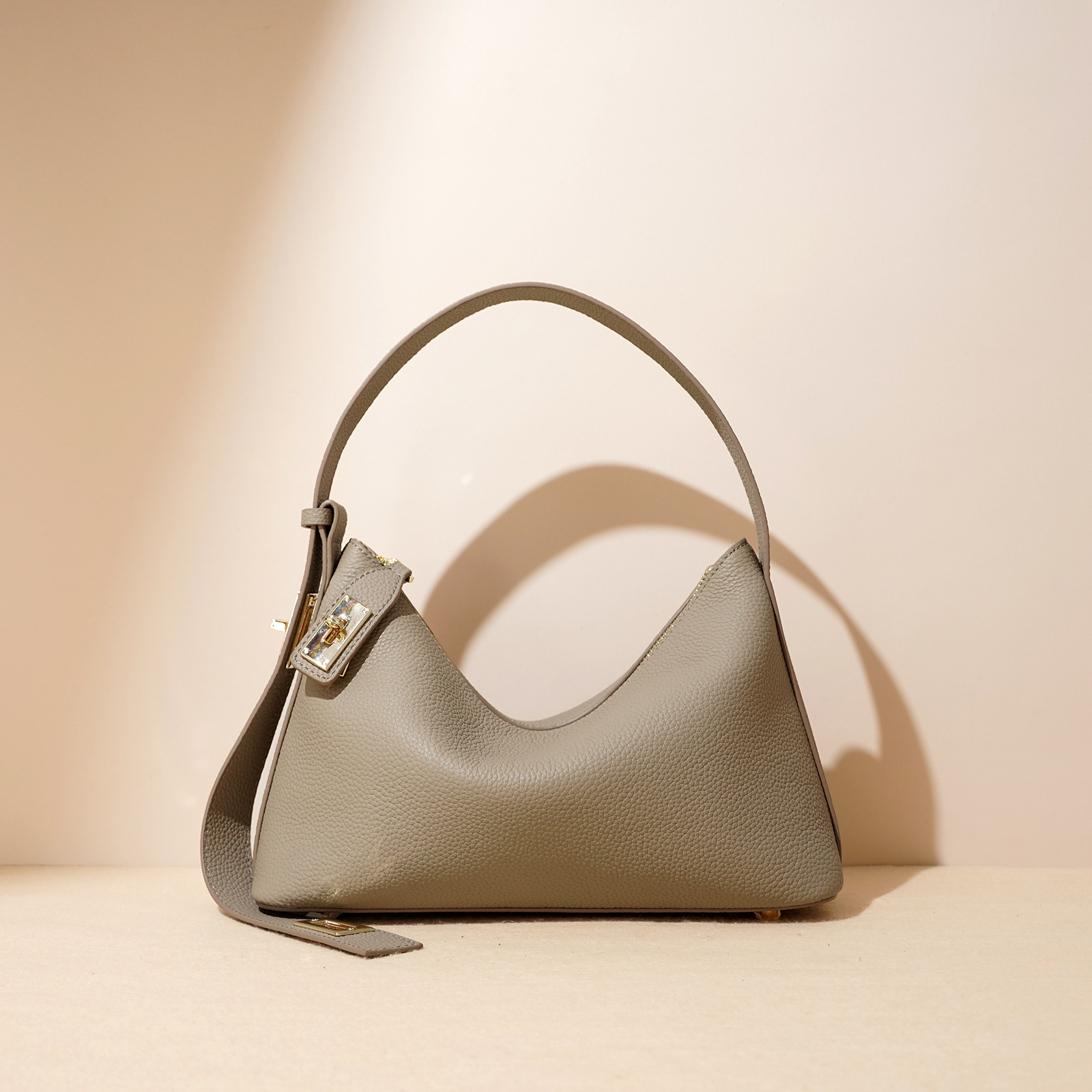 Leather handbags are fashionable. - Image 2