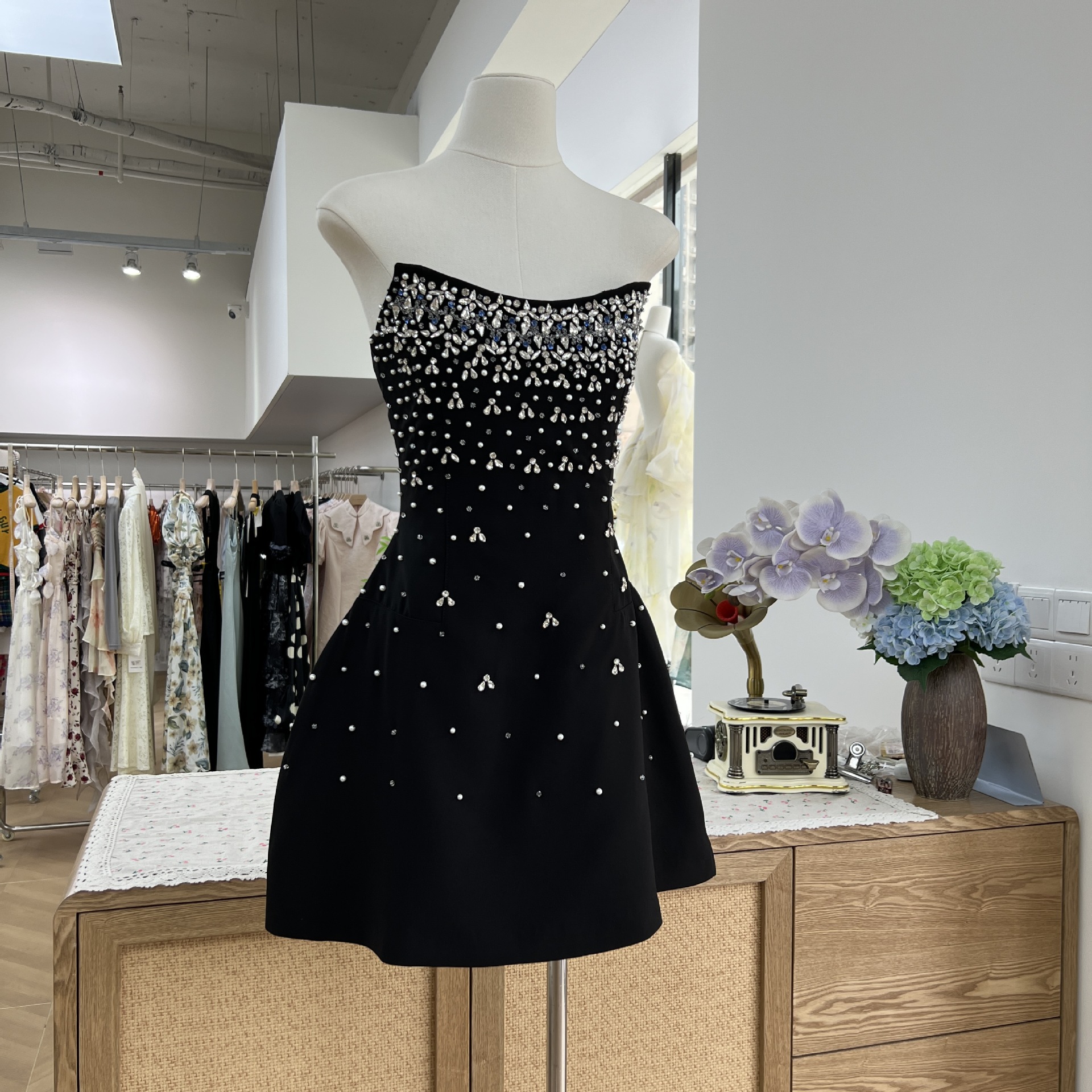 Hand-sewn high-end hourglass-shaped dress without shoulder straps - Image 4