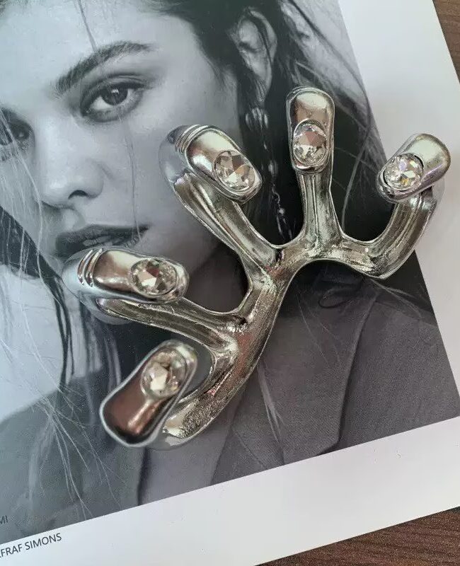 The Faustine Exaggerated Metal Diamond Interlocking Finger Ring Detail – La Rose Couture Jewellery & Accessories