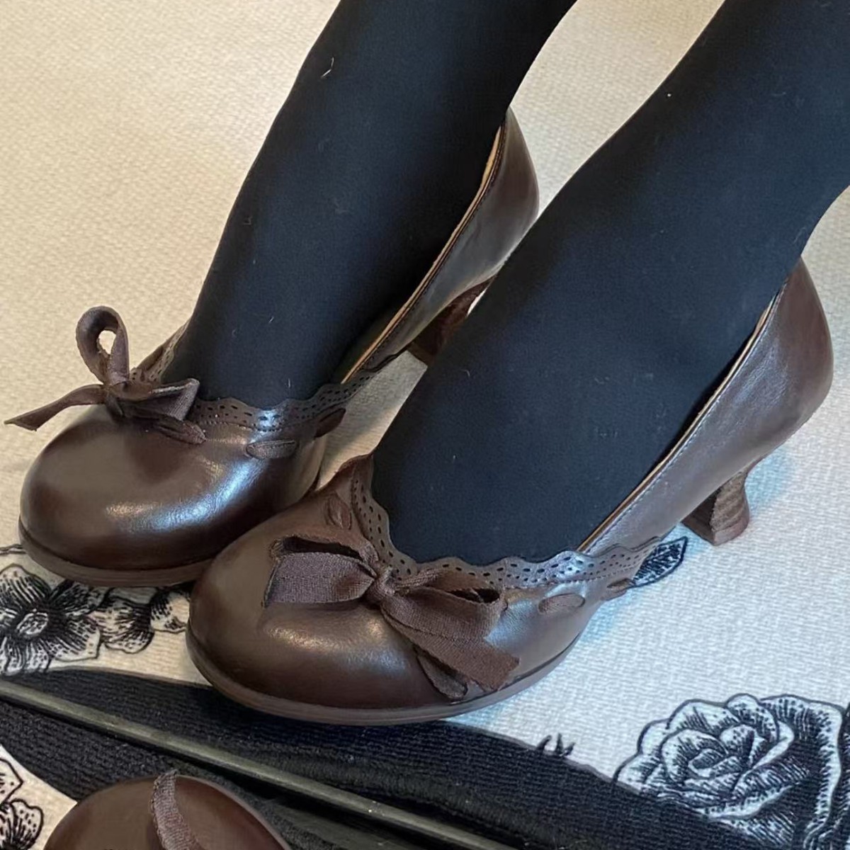 Fine heels with bow ties, paired with a skirt, are a perfect match for a simple open-toe sandal - Image 5