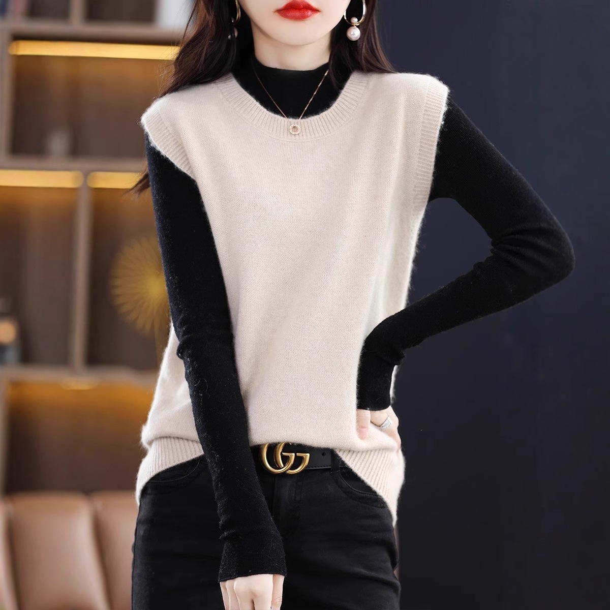 Women's knitted sleeveless jacket - Image 2