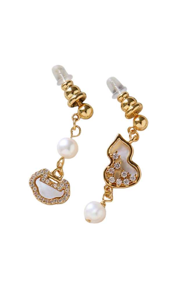 The Beatrice Vintage Zircon Mother of Pearl Four Leaf Clover Earrings Light Luxury Jewelry Detail – La Rose Couture Jewellery & Accessories