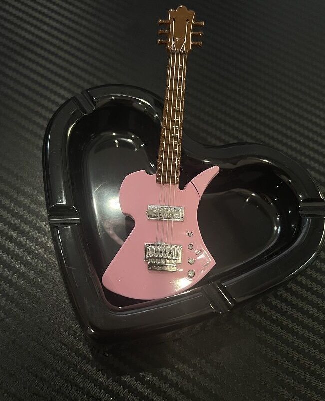 The Chloe Creative Guitar Shaped Windproof Lighter Detail – La Rose Couture Jewellery & Accessories