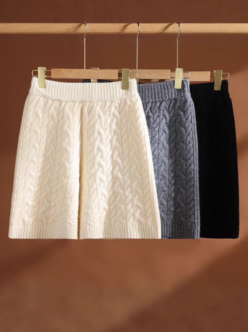 Lady's pure wool knitted twisted thick short pants