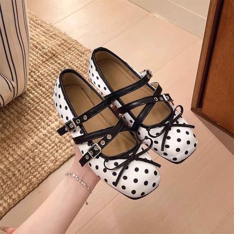 Lady's flat retro polka dot Mary Jane shoes - Image 5