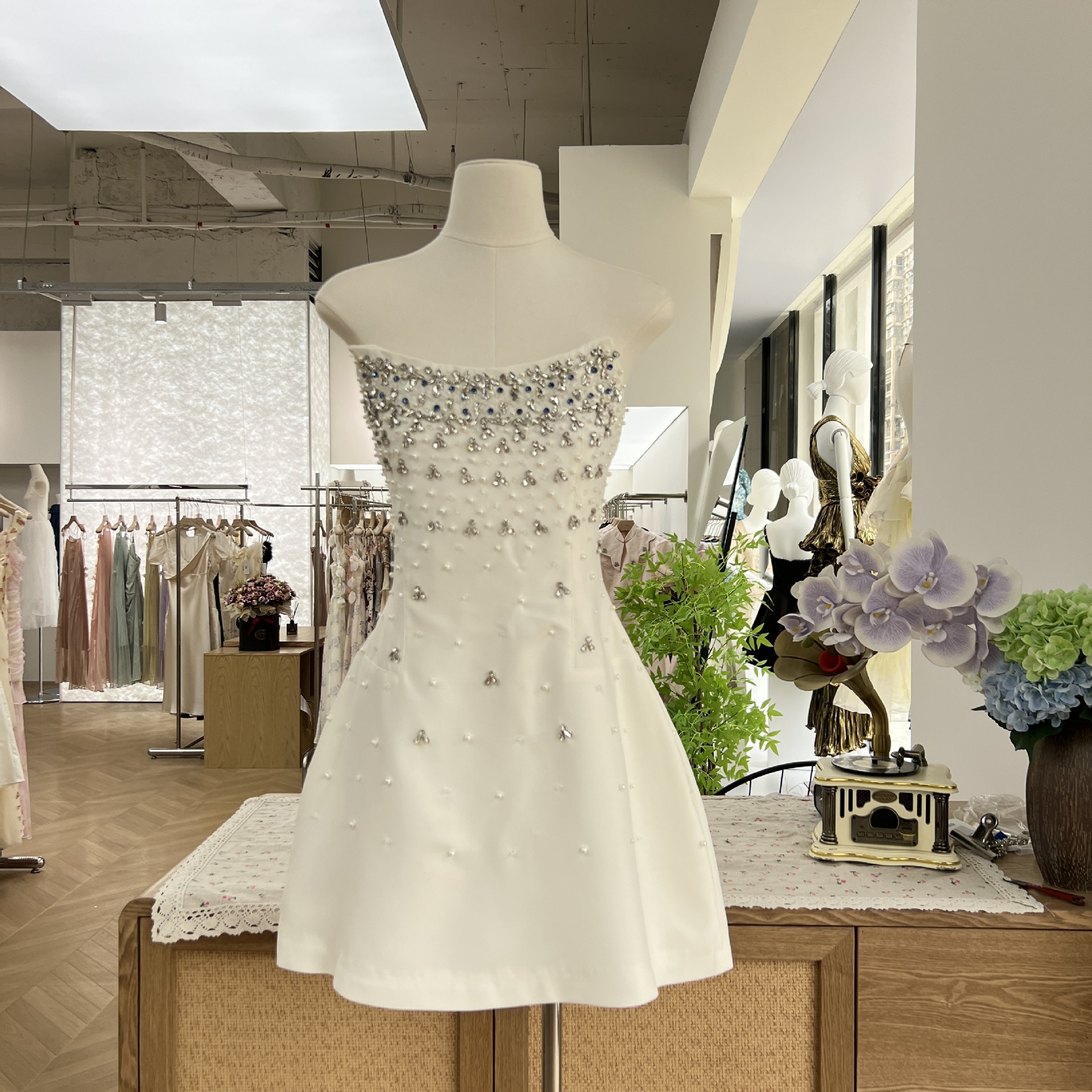 Hand-sewn high-end hourglass-shaped dress without shoulder straps