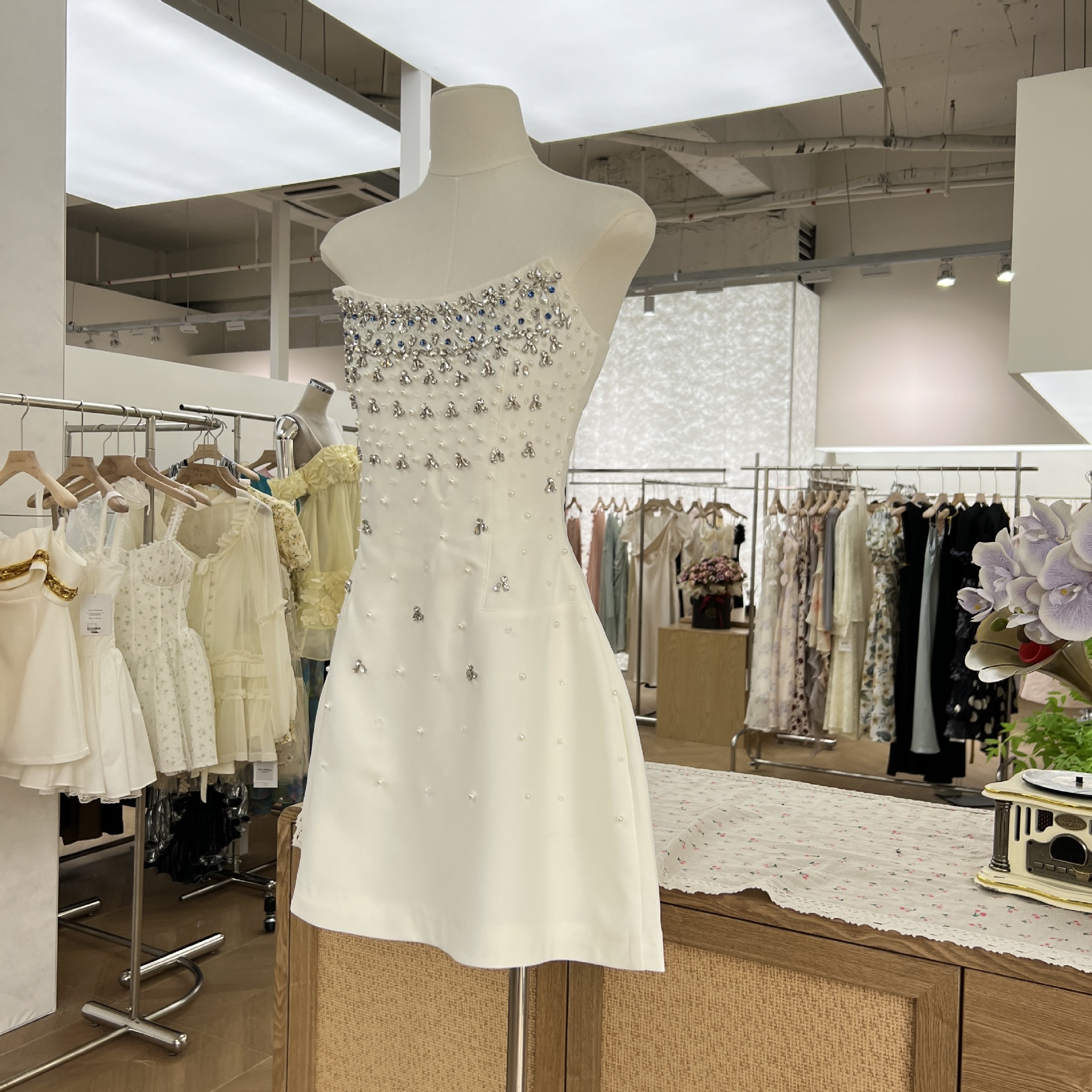 Hand-sewn high-end hourglass-shaped dress without shoulder straps - Image 2