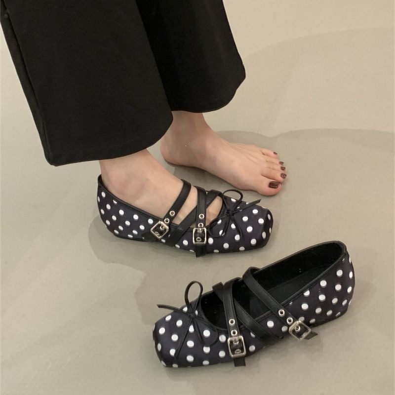 Lady's flat retro polka dot Mary Jane shoes - Image 4