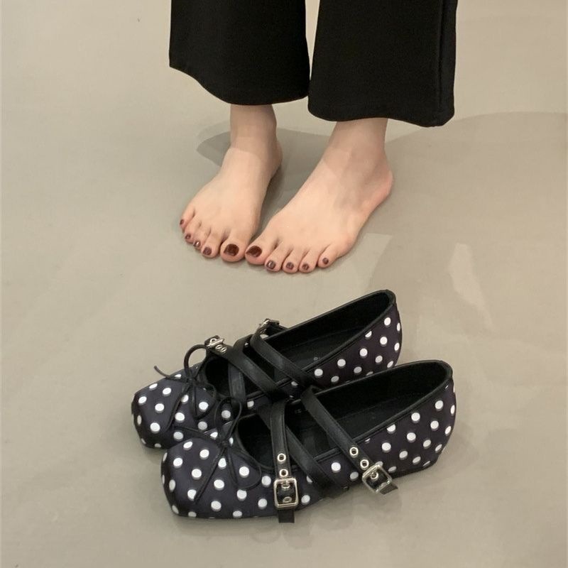 Lady's flat retro polka dot Mary Jane shoes - Image 3