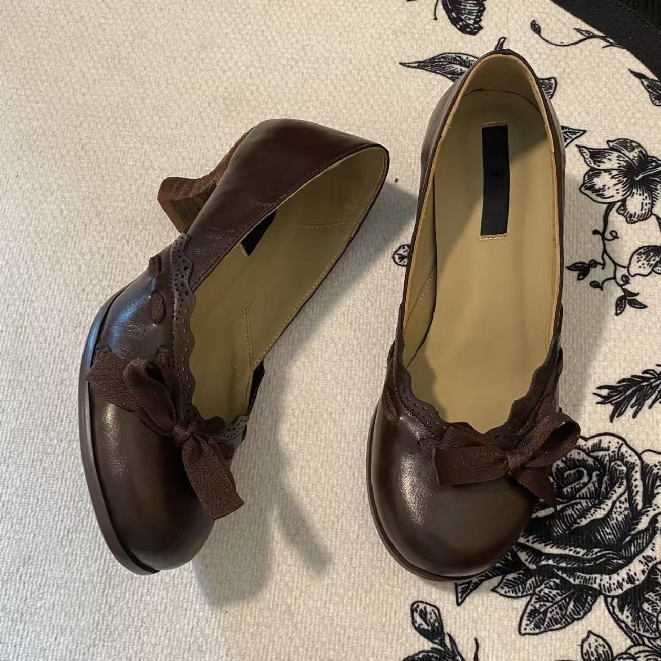 Fine heels with bow ties, paired with a skirt, are a perfect match for a simple open-toe sandal