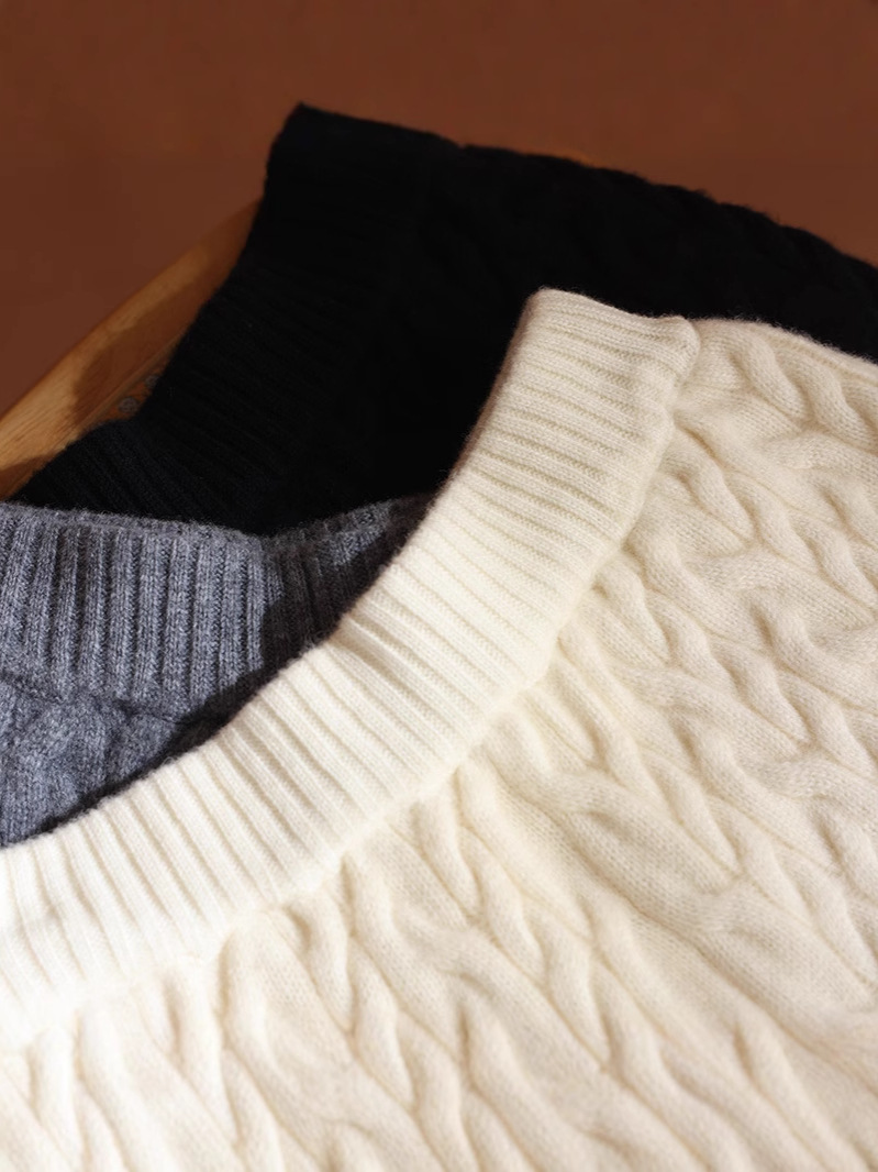 Lady's pure wool knitted twisted thick short pants - Image 4