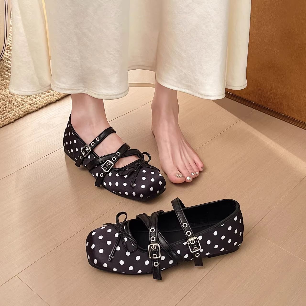 Lady's flat retro polka dot Mary Jane shoes