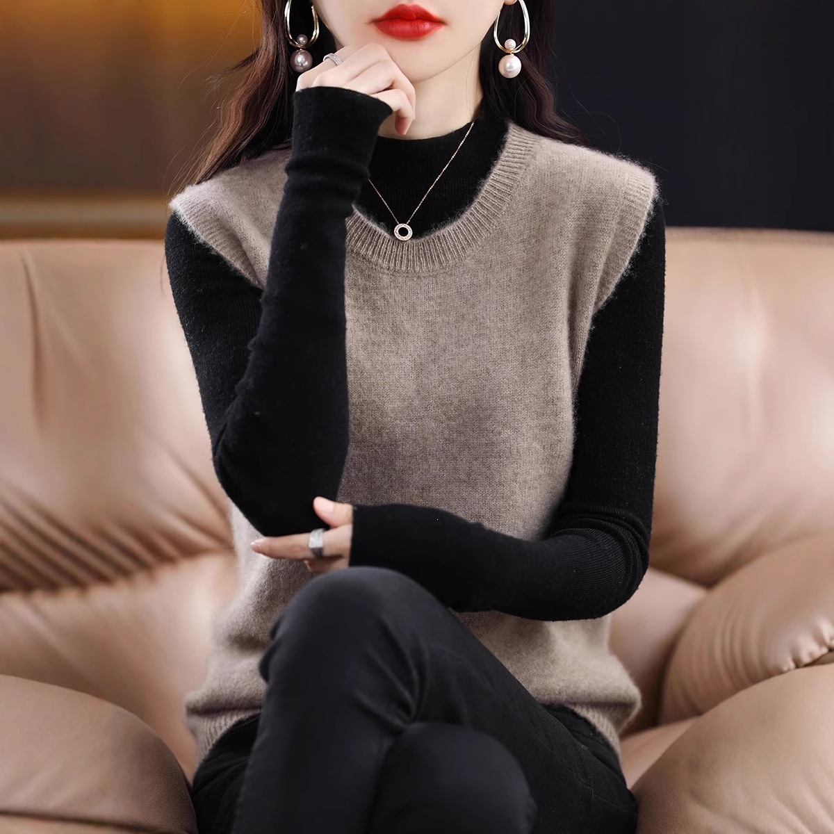Women's knitted sleeveless jacket