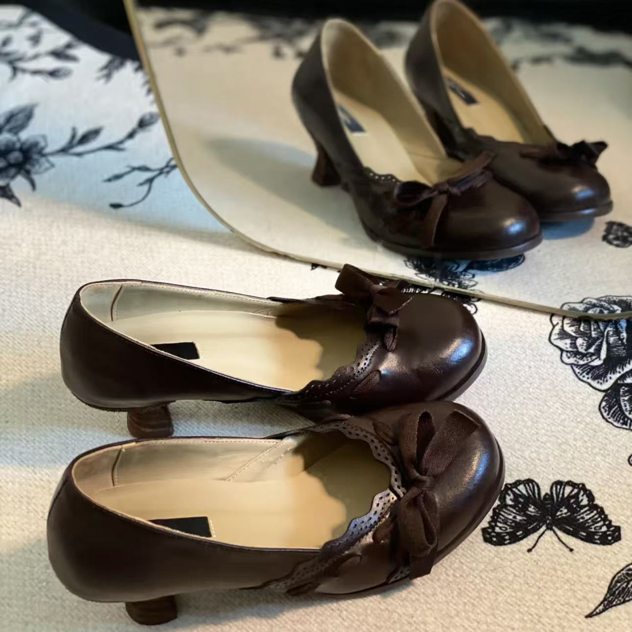 Fine heels with bow ties, paired with a skirt, are a perfect match for a simple open-toe sandal - Image 3