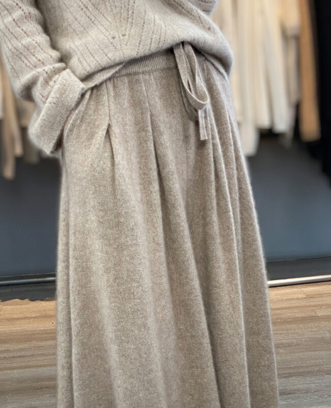 The Faustine Wool Skirt Detail – La Rose Couture Trousers & Skirts