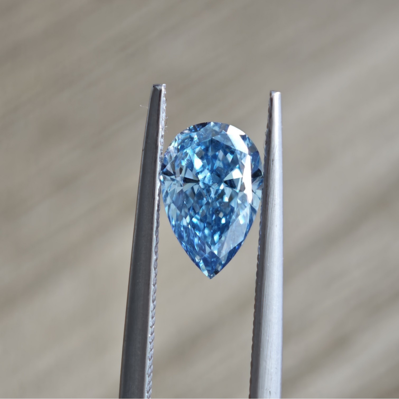 Pear-shaped colored diamond blue diamond ring - Image 2