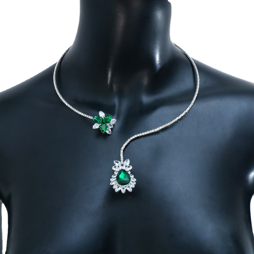 Leaf Motif Luxury Zircon Clavicle Necklace - Image 4