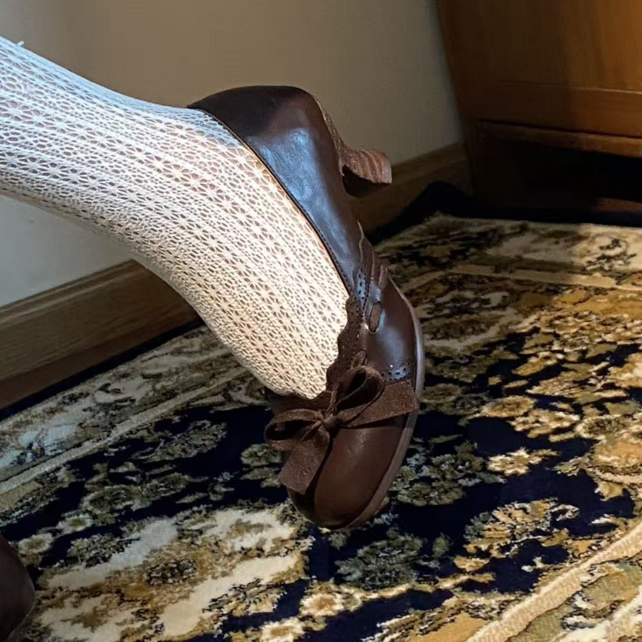 Fine heels with bow ties, paired with a skirt, are a perfect match for a simple open-toe sandal - Image 4
