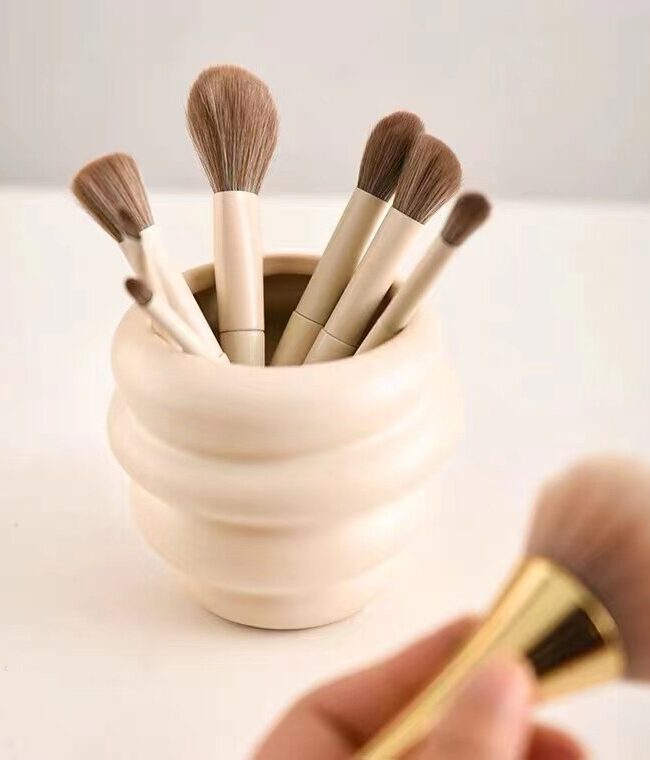 The Yvette Eye Shadow Brush Eyebrow Pencil Applicator Tube Detail – La Rose Couture Handbags & Clutches