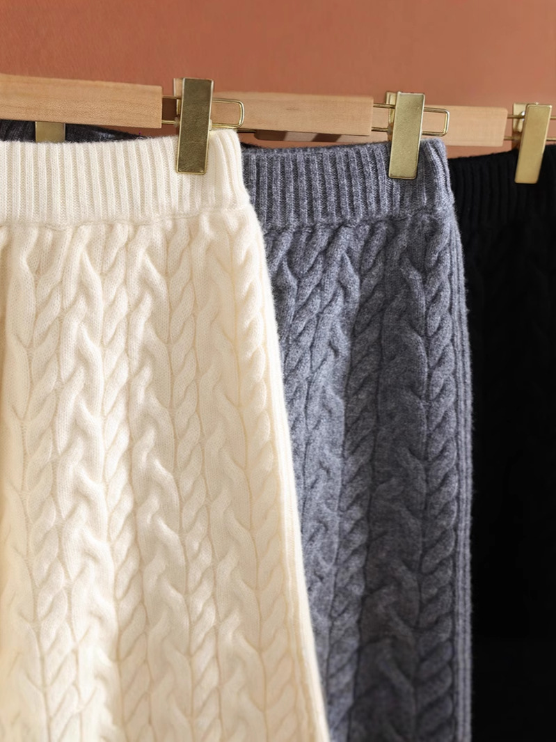 Lady's pure wool knitted twisted thick short pants - Image 3