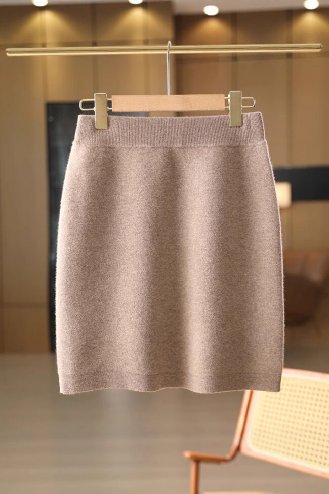The Maelys Wool Knitted Short Skirt Detail – La Rose Couture Trousers & Skirts
