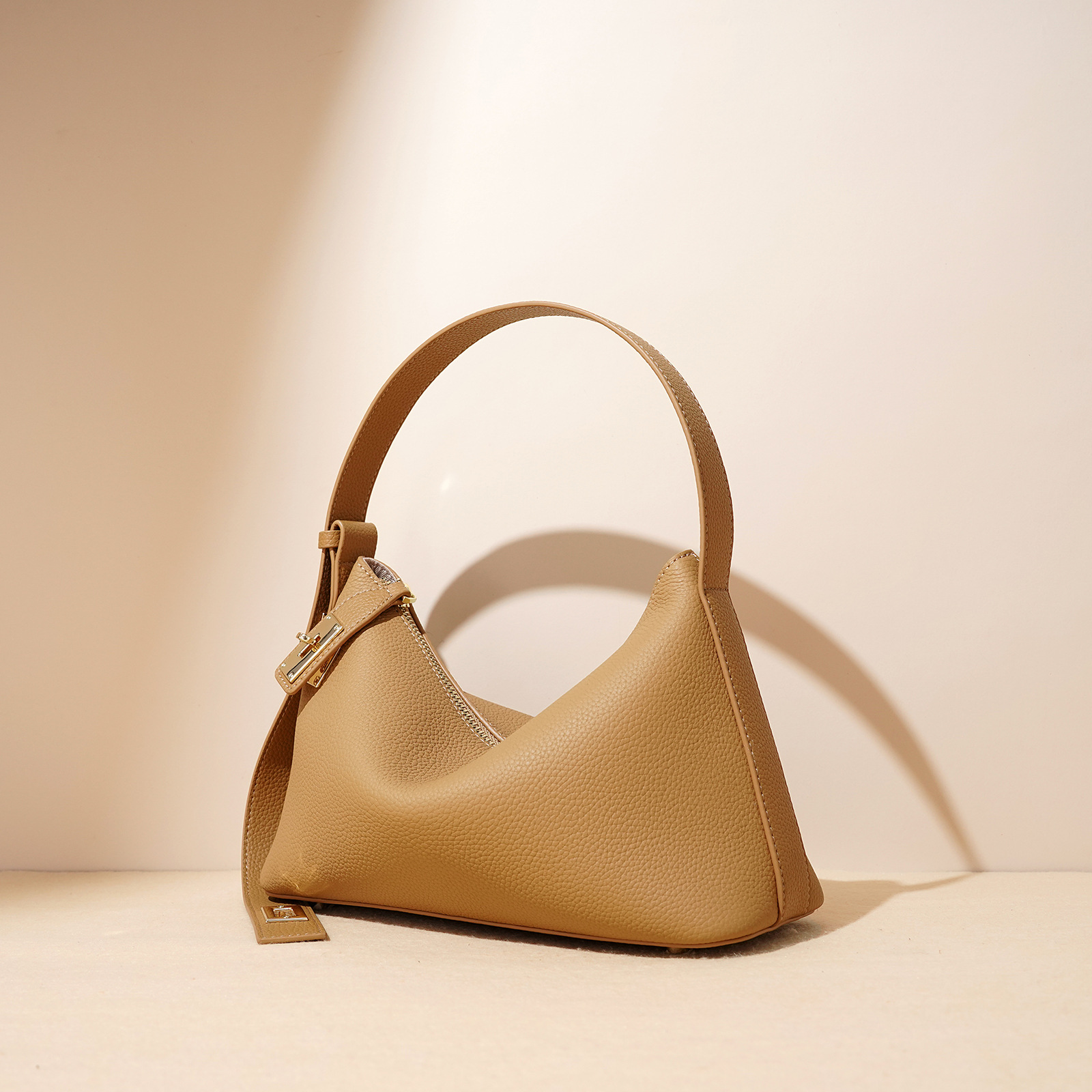 Leather handbags are fashionable. - Image 3