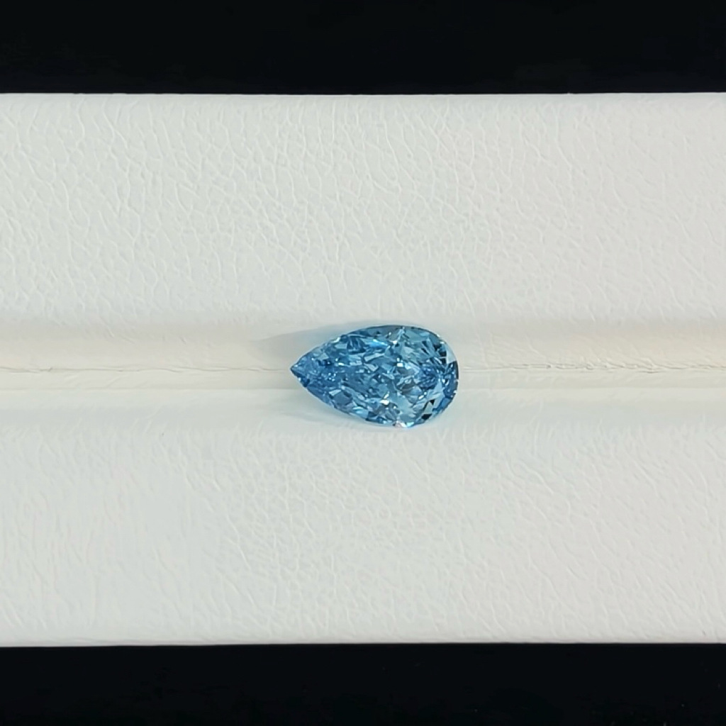 Pear-shaped colored diamond blue diamond ring
