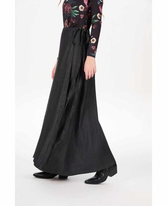 The Chloe Denim Apron Dress Detail – La Rose Couture Trousers & Skirts