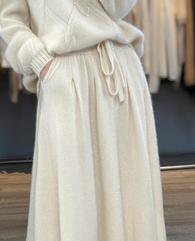 The Faustine Wool Skirt Detail – La Rose Couture Trousers & Skirts