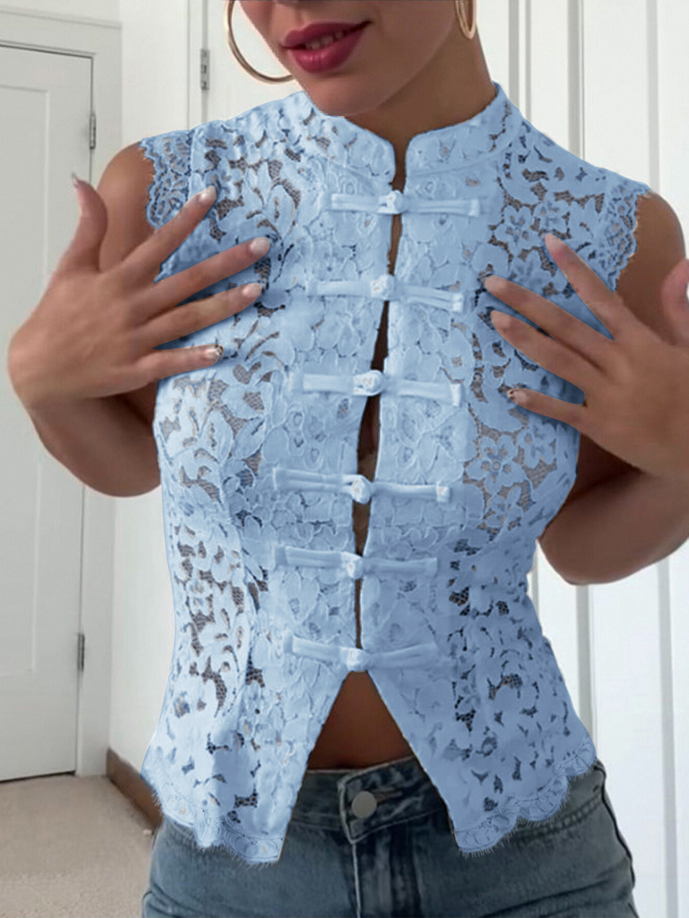Women‘s Solid Color Lace Hollow-Out Slim Fit Sleeveless Shirt - Image 4