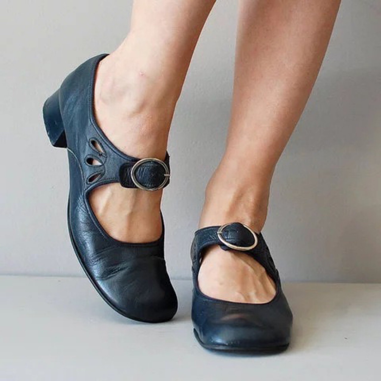 Buckle strap low-cut pumps - Image 2